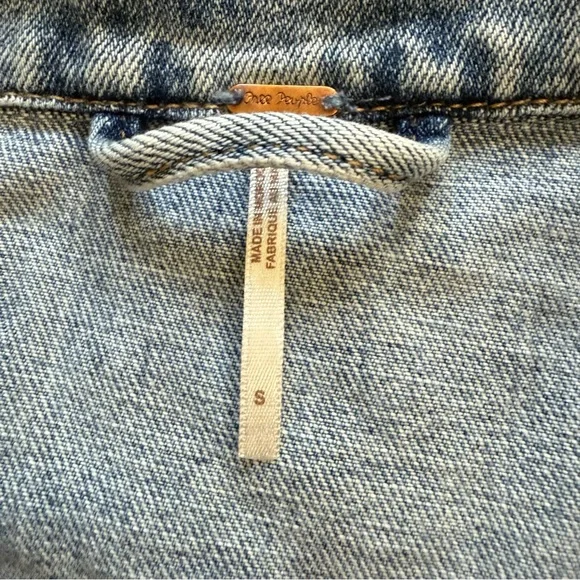 Free People Distressed Denim Jacket‎ Women’s Small Light Wash Button Front - Picture 3 of 8
